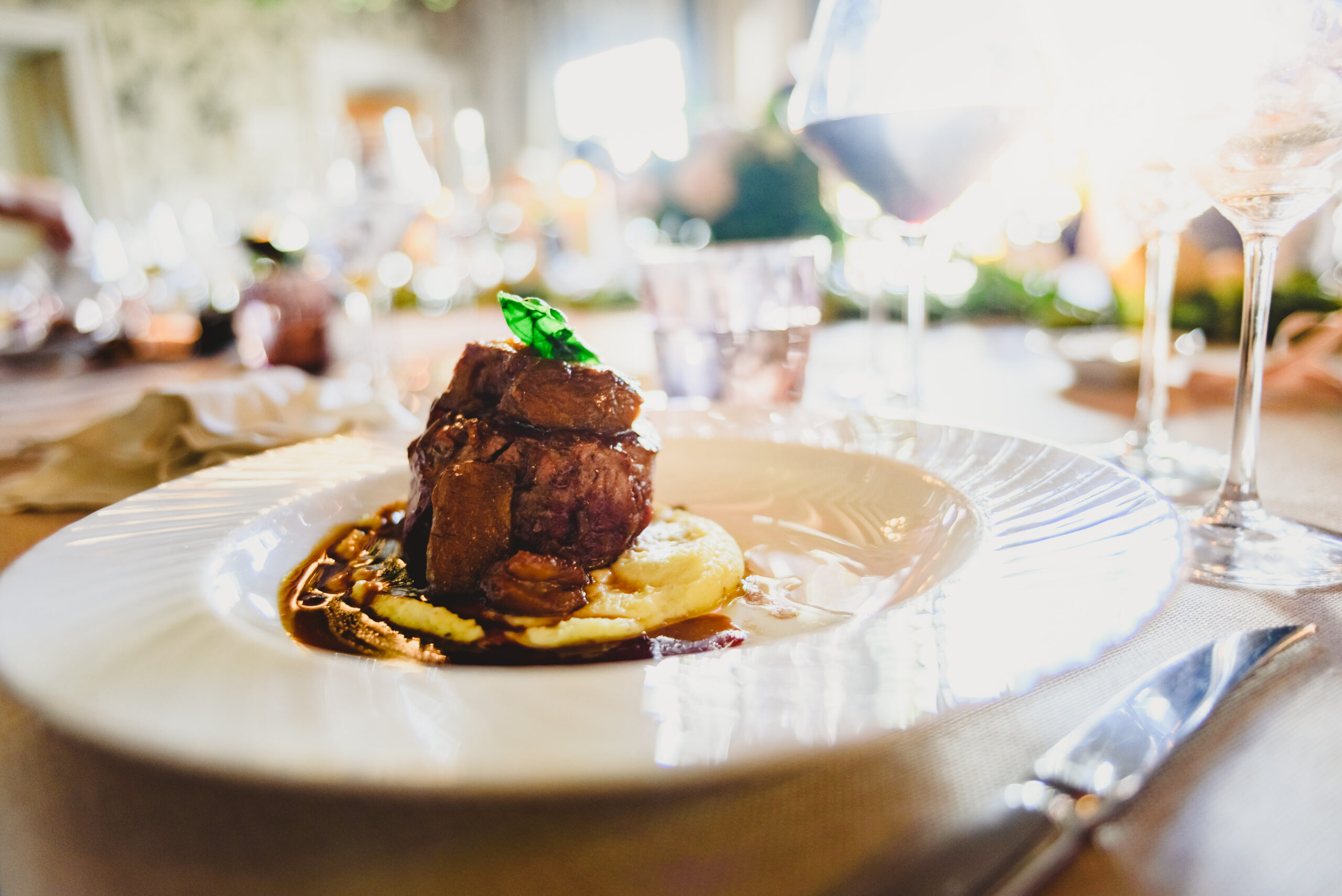 vedella-restaurant-ramaderiasalber Agricultura i ramaderia. Plat de carn en un restaurant.